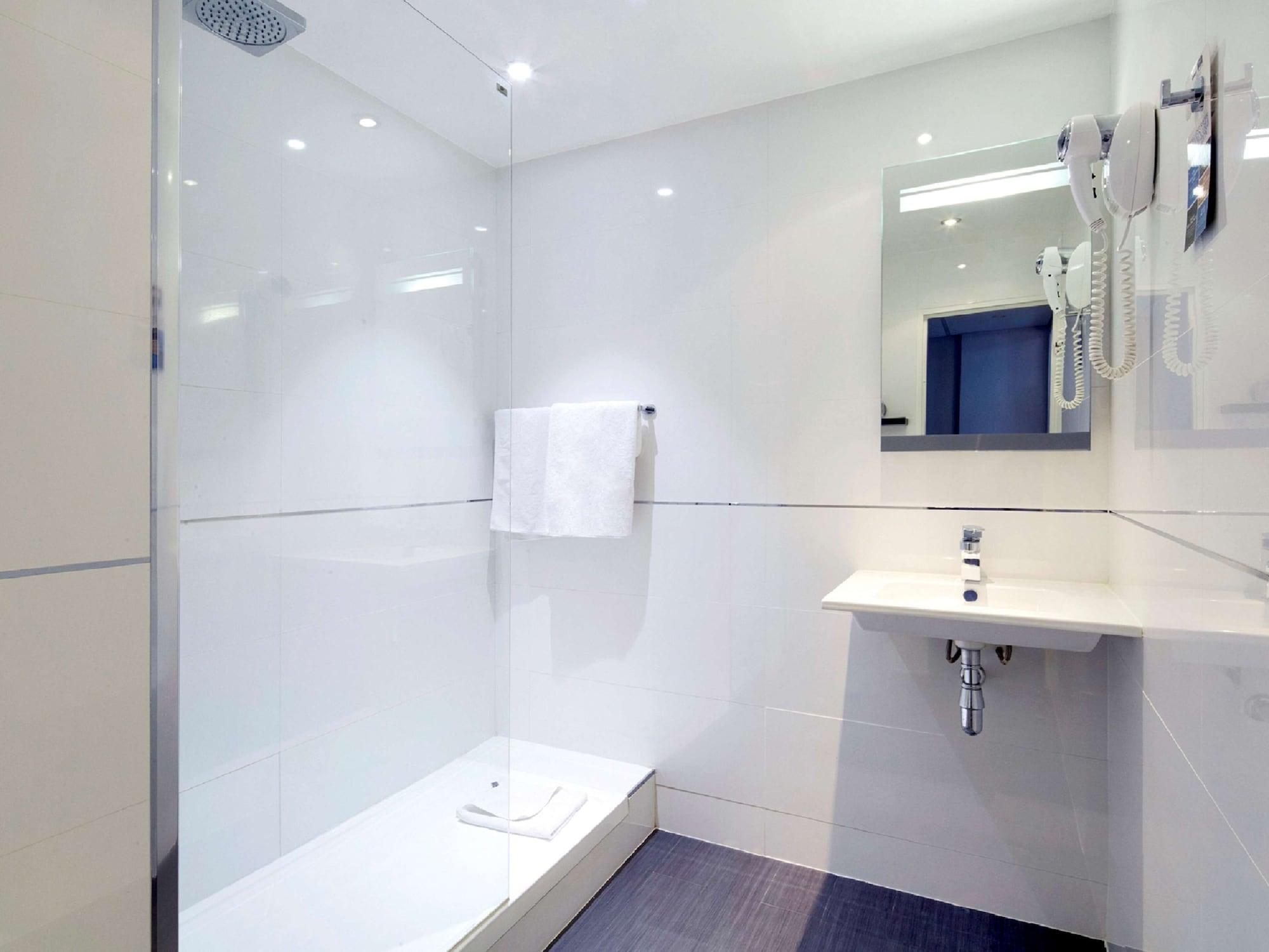 Kyriad Paris Ouest - La Défense Hotel